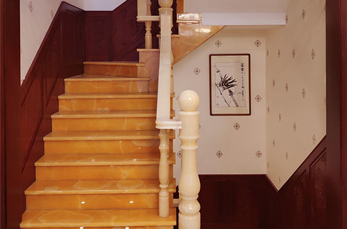 襄阳中式别墅室内汉白玉石楼梯的定制安装装饰效果