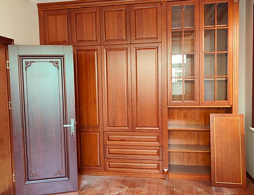 襄阳中式家庭装修里定制的实木衣柜效果图